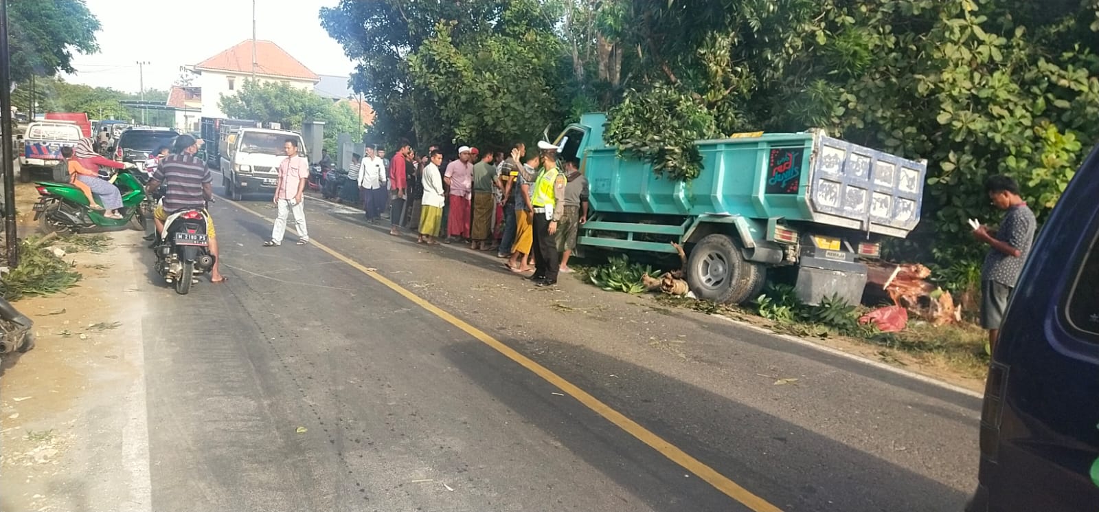 Dump Truk Ketapang Sampang Mengalami Laka Tunggal