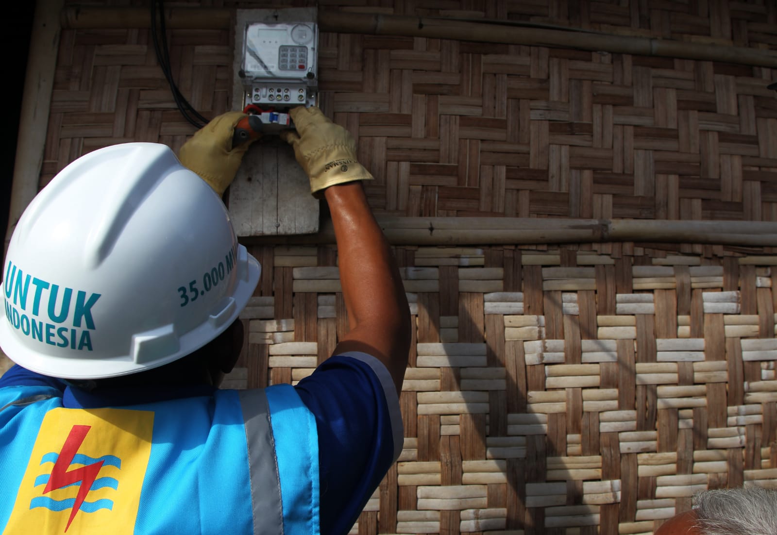 PLN Berhasil Nyalakan Listrik di 1.512 Desa, Rasio Elektrifikasi Bengkulu Capai 99,93 Persen