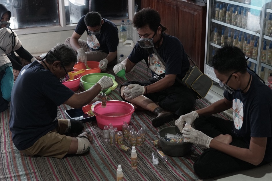 Pembuatan hand sanitizer oleh para penyandang disabilitas yang tergabung dalam mitra binaan PLN Kelompok Sahabat Difabel (Sadifa) di Jepara, Jawa Tengah. (Foto: PLN/Serikat News)