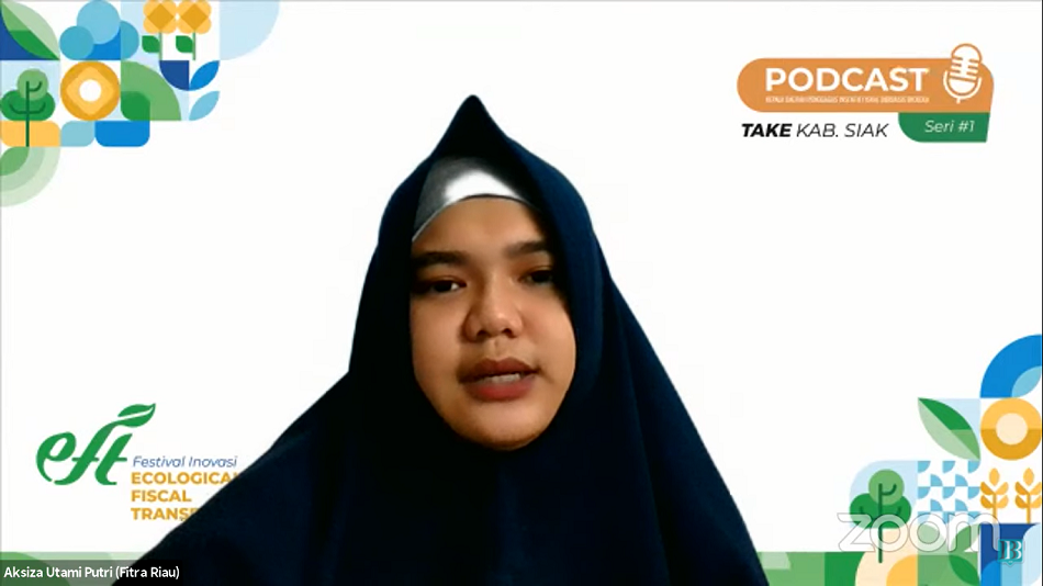 Staf Data dan Riset dari Forum Indonesia untuk Transparansi Anggaran Provinsi Riau (Fitra Riau), Aksiza Utami Putri saat menjadi narasumber dalam Seri 1 Podcast Kepala Daerah Penggagas Insentif Fiskal Berbasis Ekologi, TAKE Kabupaten Siak, Selasa (21/9). (Foto: Ist/Serikat News)