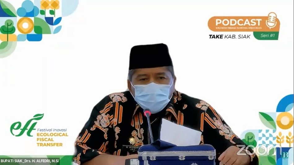 Bupati Kabupaten Siak, Alfedri saat menjadi narasumber dalam Podcast “Kepala daerah Penggagas Insentif Fiskal Berbasis Ekologi” seri ke-1 Transfer Anggaran Kabupaten berbasis Ekologi (TAKE) Kabupaten Siak, Selasa (21/9). (Foto: Ist/Serikat News)
