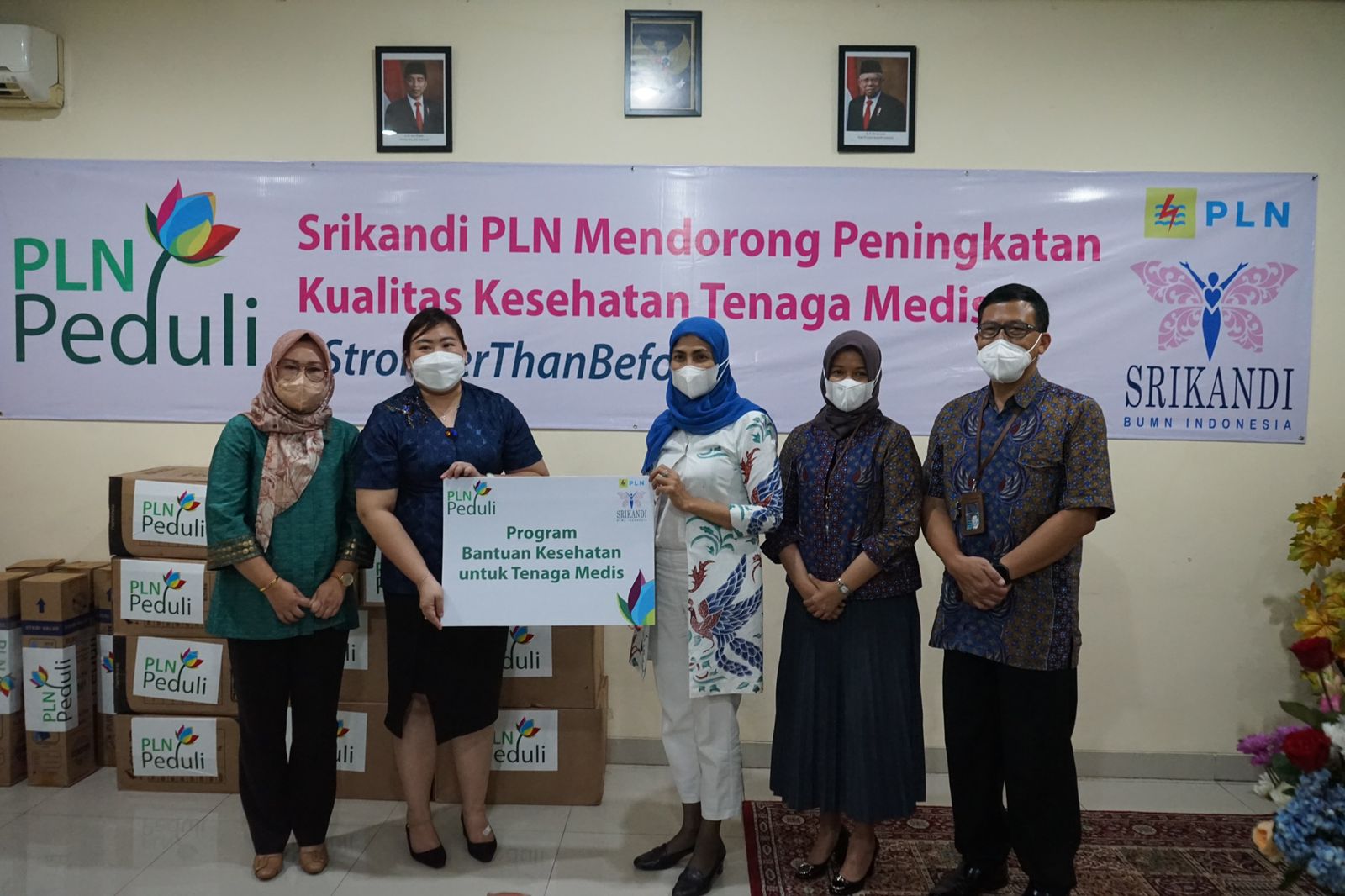 Sebagai komunitas perempuan profesional di PLN, Srikandi PLN mendukung para tenaga medis yang mayoritas perempuan ini untuk dapat terus bersemangat memberikan pelayanan terbaik. (Foto: PLN/Serikat News)