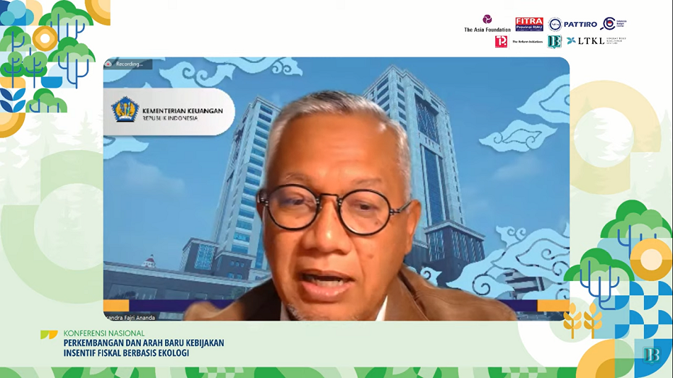 Staf Khusus Menteri Keuangan (Menkeu) Candra Fajri Ananda sedang menyampaikan pidatonya dalam Konferensi Nasional bertajuk Perkembangan dan Arah Baru Kebijakan Insentif Fiskal Berbasis Ekologi, Rabu (10/11). (Foto: Ist/Serikat News)