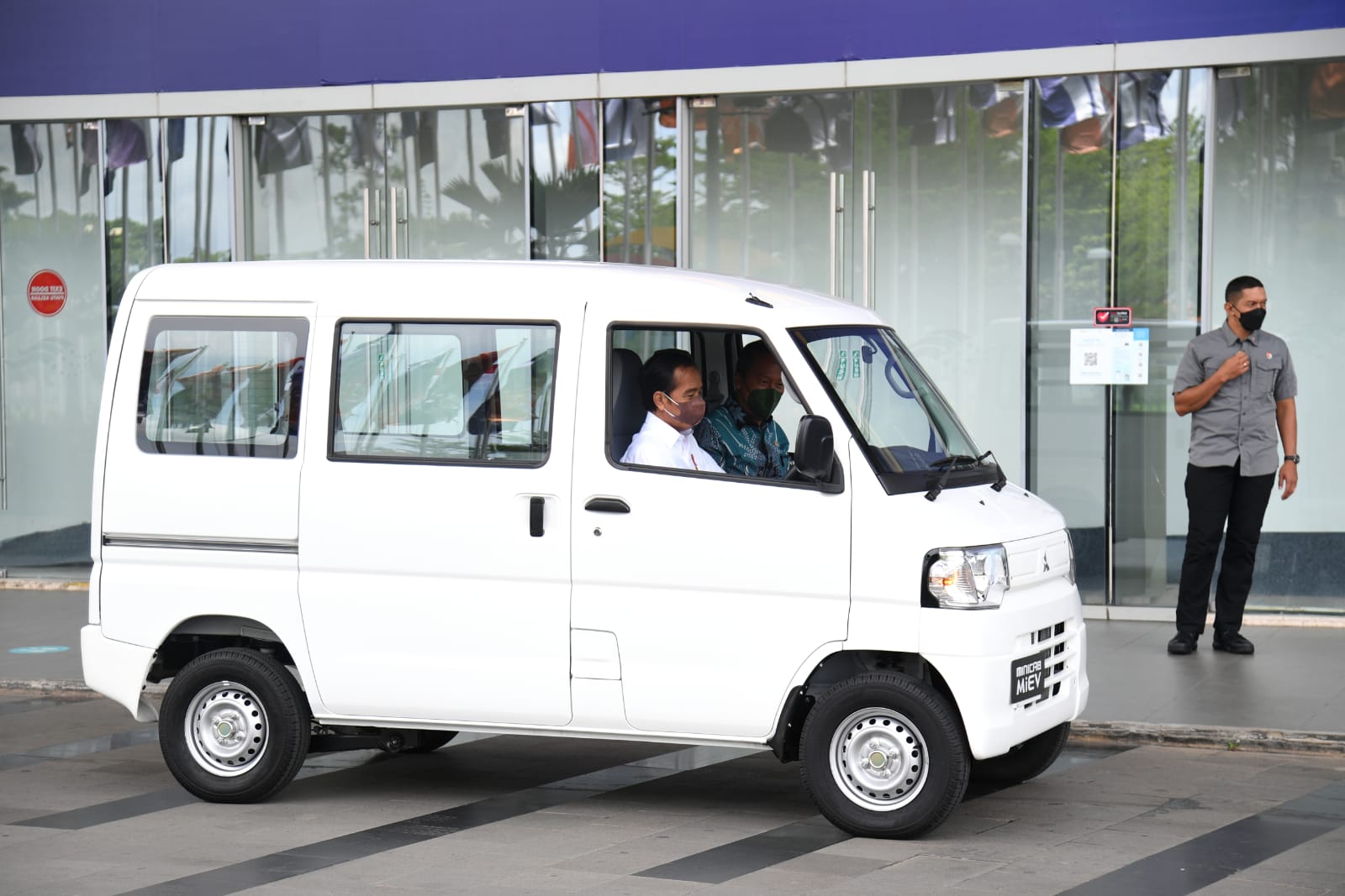 Jajal Mobil Listrik, Presiden Dorong Pembangunan Ekosistem Mobil Listrik