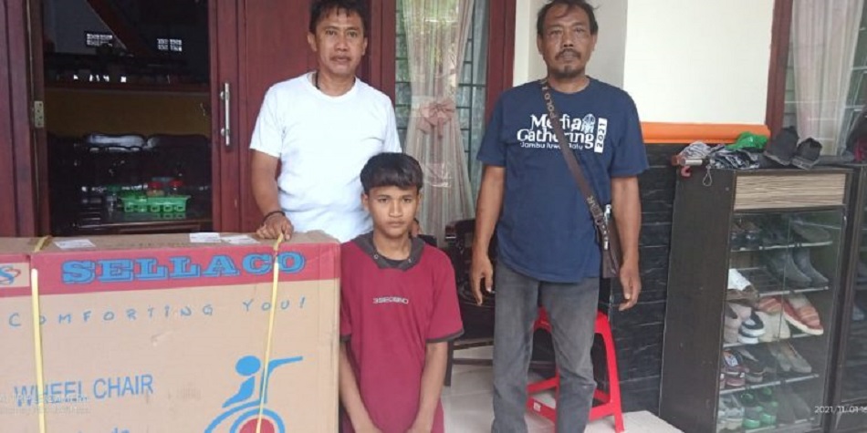 Rosi menerima bantuan kursi roda dari salah satu ASN Kabupaten Sampang. (Foto: Serikat News)