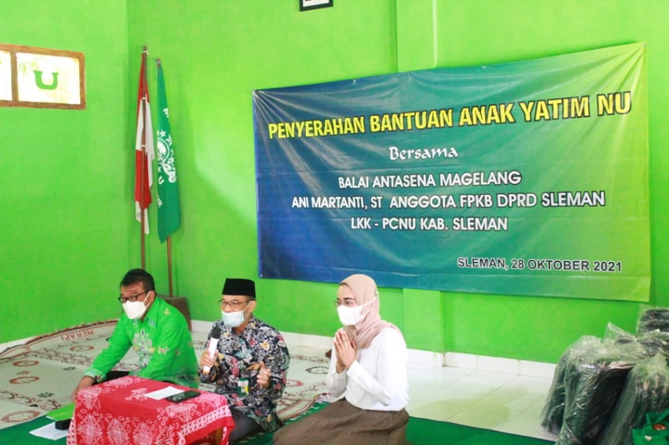Penyerahan bantuan kepada yatim piatu (Foto: Serikat News)