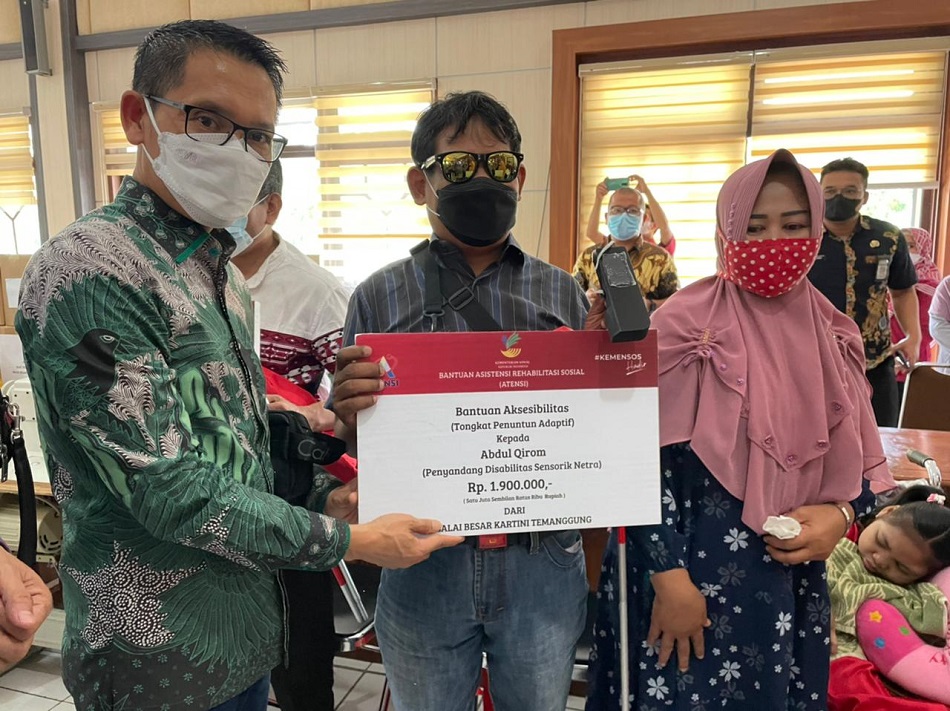 Penyerahan bantuan kepada salah satu warga Jateng. (Foto: Ist/Serikat News)