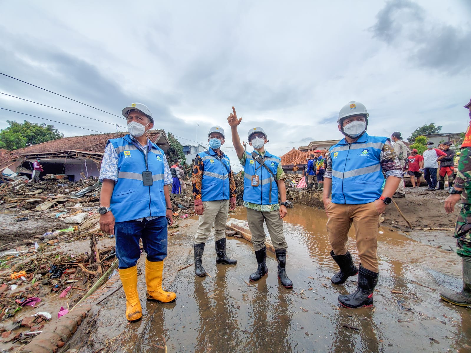 Dengan tetap mengutamakan keselamatan warga, PLN bergerak cepat memulihkan pasokan listrik yang terdampak banjir bandang di kota Batu, Malang. (Dok. PLN)