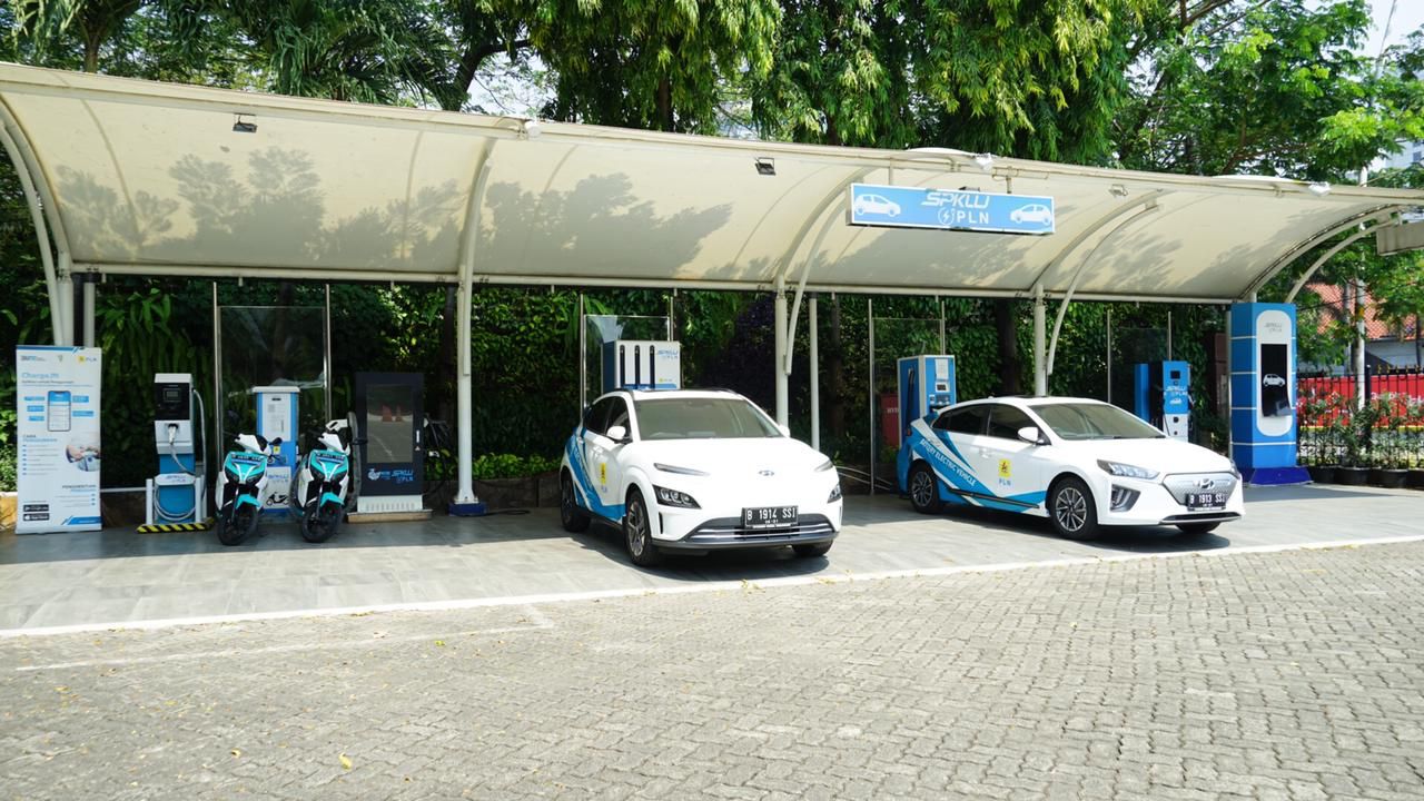 PLN sudah membangun 47 unit SPKLU dan hingga akhir tahun nanti akan ada tambahan sebesar 67 unit SPKLU lagi hingga akhir 2021. (Foto: PLN)