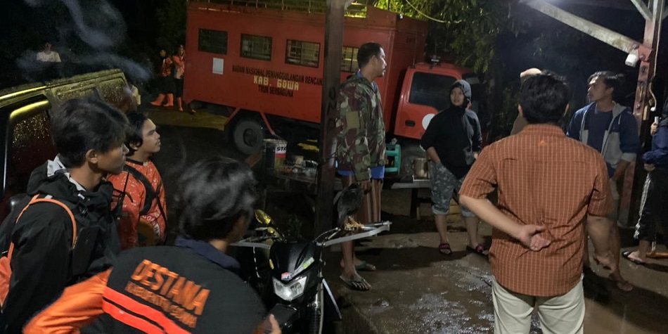 BPBD Kabupaten Gowa berkoordinasi dan memberikan bantuan logistik kepada warga terdampak banjir di Kecamatan Parangloe, Kabupaten Gowa, Provinsi Sulawesi Selatan. (Foto: Istimewa)