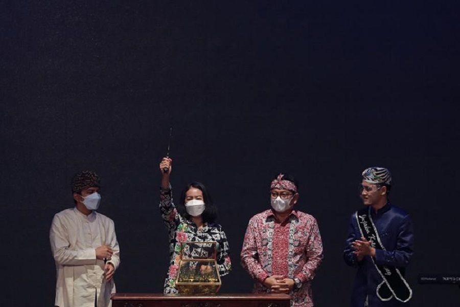 Staf Ahli Menteri Kementerian Komunikasi dan Informatika Rosarita Niken Widiastuti didampingi Ketua KPID Pusat Agung Suprio dan Ketua KPID Jawa Barat Adiyana Slamet menarik Kujang, senjata tradisional khas Jawa Barat, sebagai tanda dimulainya penghitungan mundur penghentian siaran analog ke siaran digital di Gedung Budaya Sabilulungan, Bandung, Jawa Barat, Selasa (02/11/2021). (Foto: Kominfo)