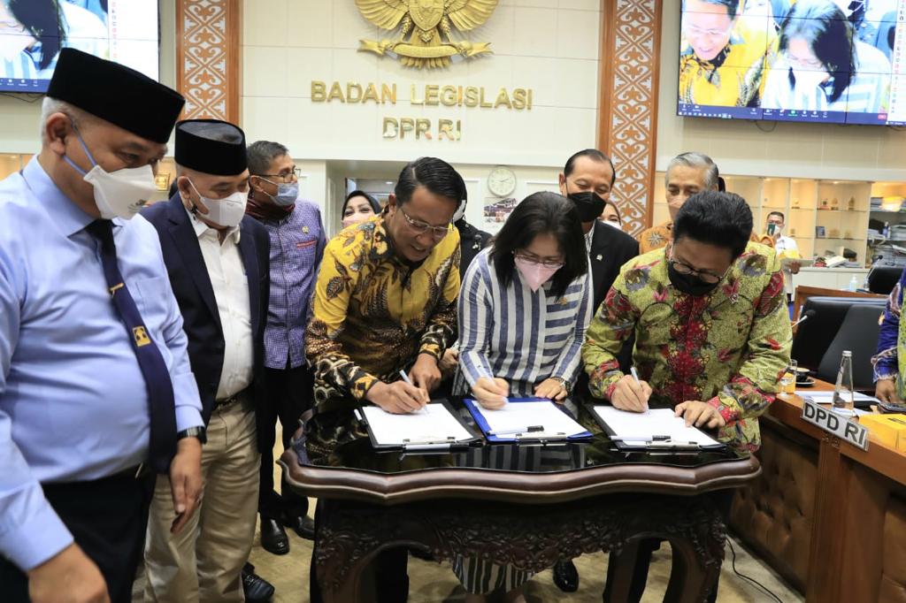 apat Kerja Abdul Halim Iskandar Menteri Desa, PDTT. wakil dari pemerintah  bersama Badan Legislasi (Baleg) DPR RI dan DPD RI, Kamis (20/01/2022) Dalam Rangka Pembahasan Rancangan Undang-Undang (RUU) BUM Desa yang menjadi usulan DPD pada Program Legislasi Nasional. Foto: Nugrah S. Humas Kemendesa