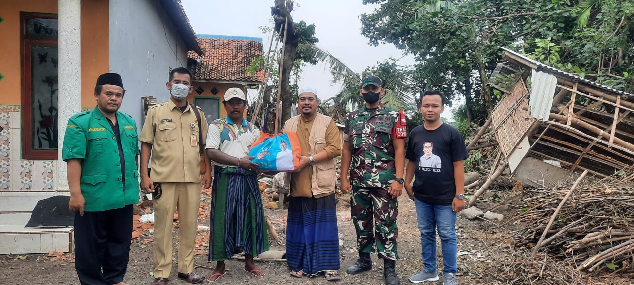 Relawan H. Faisol Riza bagikan sembako kepada warga yang terdampak bencana Puting Beliung. (Foto: Serikat News) 