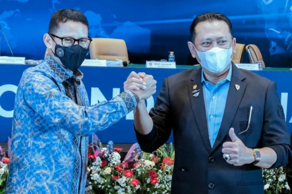 Menteri Pariwisata dan Ekonomi Kreatif Sandiaga Uno dengan Ketua Umum IMI Pusat Bambang Soesatyo di Sultan Hotel, Jakarta, Sabtu, 29 Januari 2022. (Foto: Istimewa)
