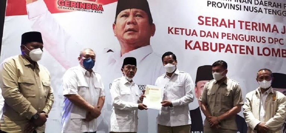 Danny Karter saat menerima SK sebagai Ketua DPC Gerindra KLU. (Foto: Gerbang Indonesia)