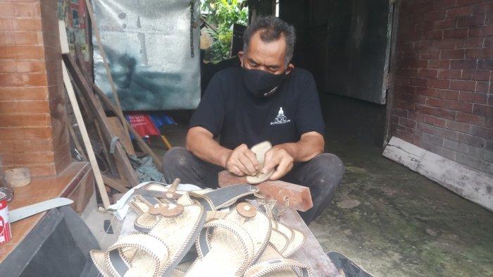 Proses pembuatan sandal upanat (Foto:Nanda)