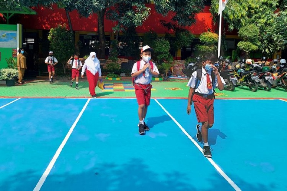 Peserta didik SDN Pasar Baru di Koang Jaya, Karawaci, Kota Tangerang, usai mengikuti PTM terbatas untuk pertama kalinya, Senin (25/10/2021). (Foto: Kompas)
