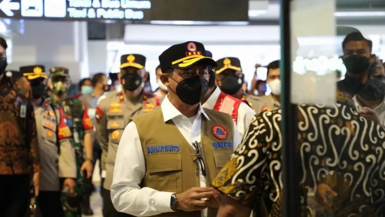 Ketua Satgas COVID-19 Letjen TNI Suharyanto saat meninjau alur kedatangan dari luar negeri di Bandara Internasional Soekarno-Hatta, Tangerang, Jumat (24/12/2021). (Foto: BNPB)