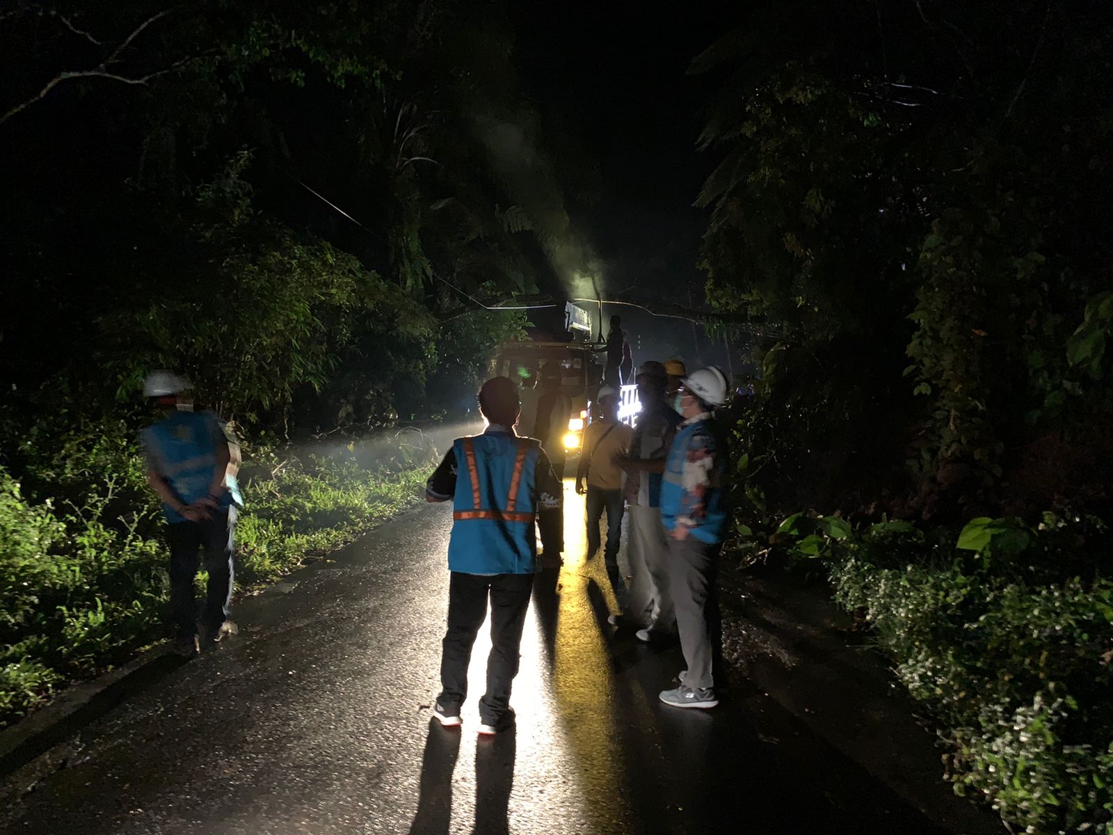 1.033 gardu distribusi dan jaringan tegangan menengah sepanjang 1.116,5 Kms telah sepenuhnya beroperasi sehari setelah bencana. (Dok, PLN)