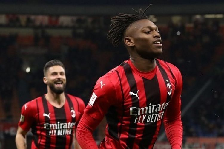 Selebrasi penyerang AC Milan, Rafael Leao, setelah mencetak gol pembuka pada pertandingan perempat final Coppa Italia melawan Lazio di Stadion Giuseppe Meazza, Rabu (9/2/2022) atau Kamis dini hari WIB. (Foto: AFP)