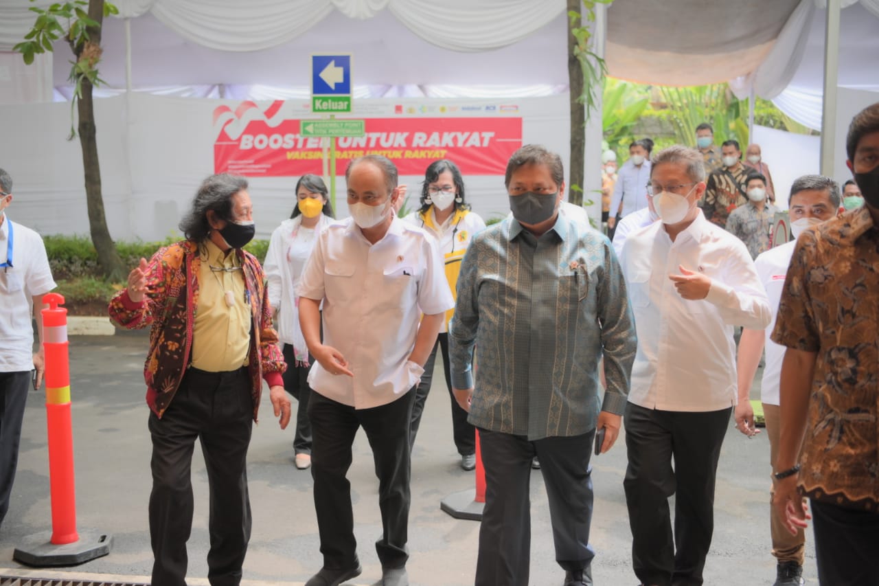 Foto: Menko Perekonomian Airlangga Hartarto, Menkes Budi Gunadi Sadikin dan Budi Arie Setiadi, Ketua Umum PROJO yang juga Wamendes PDTT. (SerikatNews)