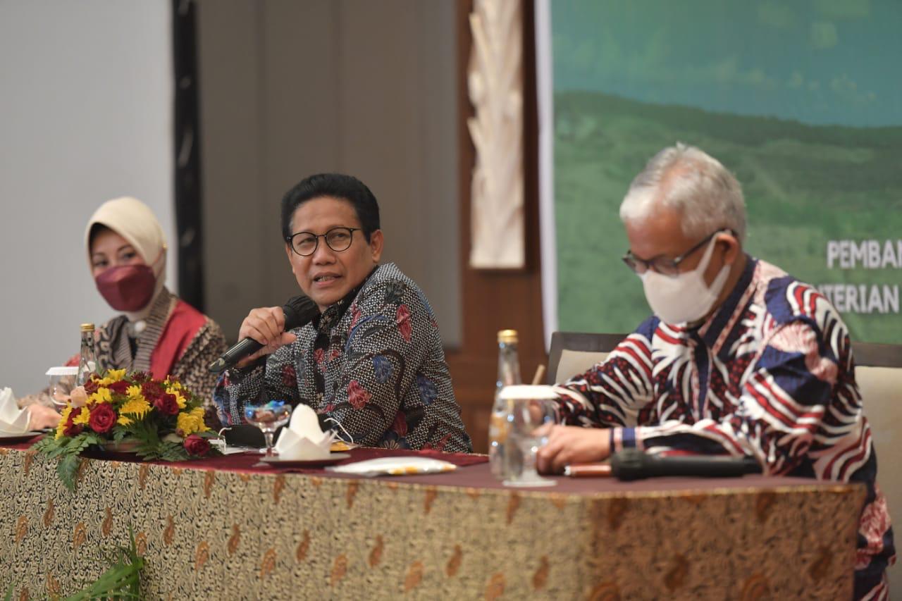 Menteri Desa, PDT, dan Transmigrasi Abdul Halim Iskandar memberikan arahan dalam Rapat Evaluasi Penempatan Transmigran Tahun 2021 dan Rencana Penempatan Transmigran Tahun 2022, Yogyakarta, Kamis (10/2/2022). 