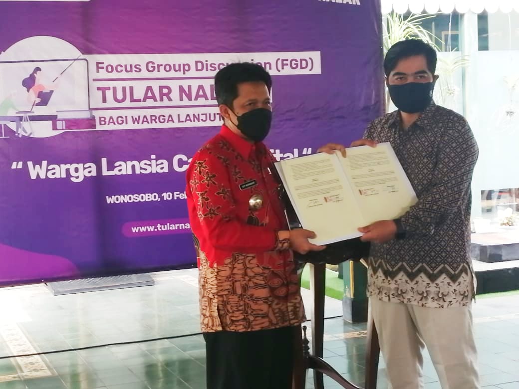Bupati Wonosobo, H Afif Nurhidayat dan Ketua Presidium Mafindo, Septiaji Eko Nugroho menunjukkan MoU program Literasi Digital bagi Warga Lansia.