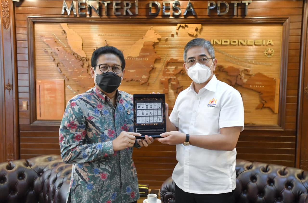 Menteri Desa, Pembangunan Daerah Tertinggal dan Transmigrasi Abdul Halim Iskantar didampingi Sekjen Kemendes PDTT Taufik Madjid menerima Audensi Ketua Umum Kamar Dagang dan Industri Indonesia Arsjad Rasjid dikantor Kemendes PDTT. Jakarta, Jumat, (11/2/2022)
