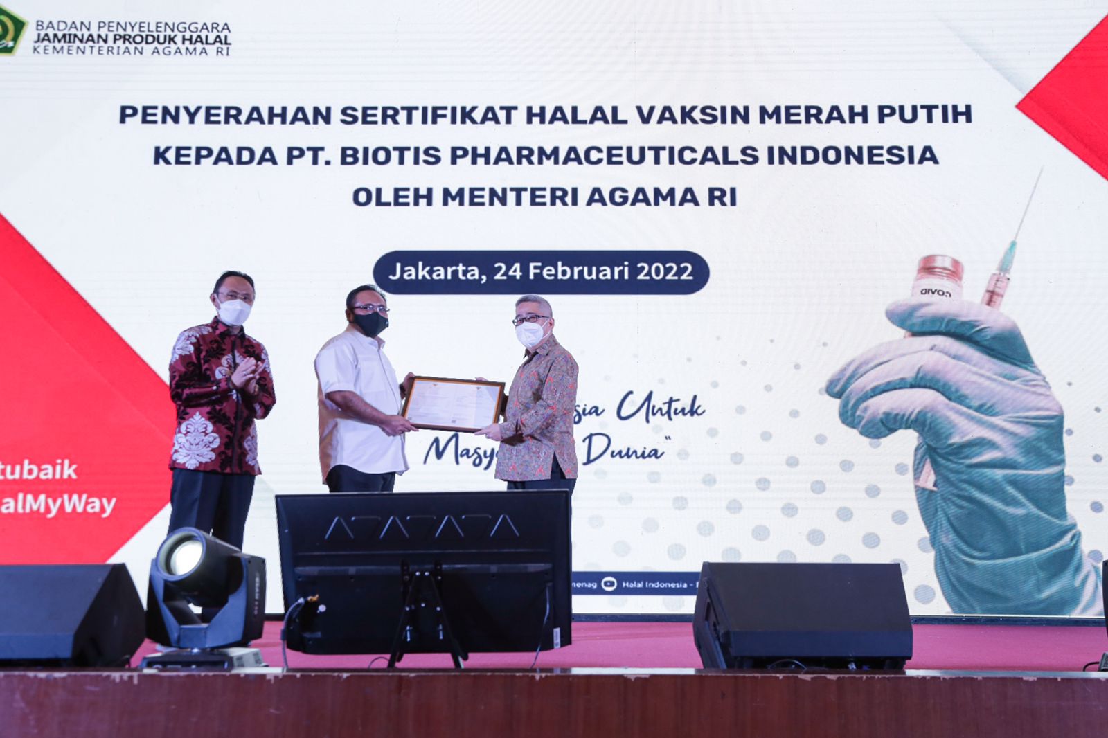 Menteri Agama (Menag) Yaqut Cholil Qoumas menyerahkan sertifikat halal vaksin Merah Putih kepada Direktur Utama PT Biotis Pharmaceuticals Indonesia FX Sudirman, di Auditorium HM Rasjidi Kemenag Jl MH Thamrin Jakarta, Kamis 24 Februari 2022. (Foto: Kemenag)