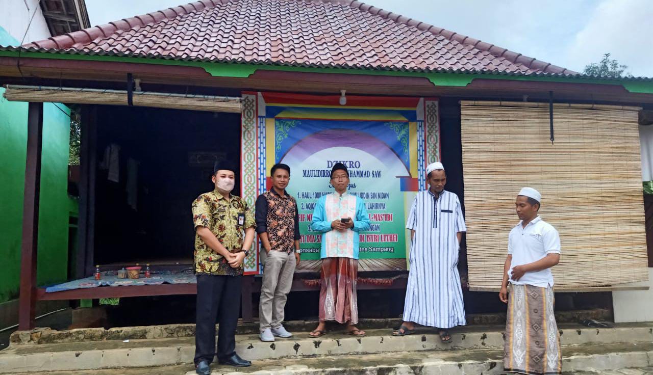 Pihak Rumah Sakit Daerah Ketapang Kabupaten Sampang melalukan silaturhami ke Kediaman ibu siti Fatimah, Pasien BPJS di desa Tlageh Kecamatan Banyuates, Jumat 4 Februari 2022. (Foto: Diwan/Serikat News) 