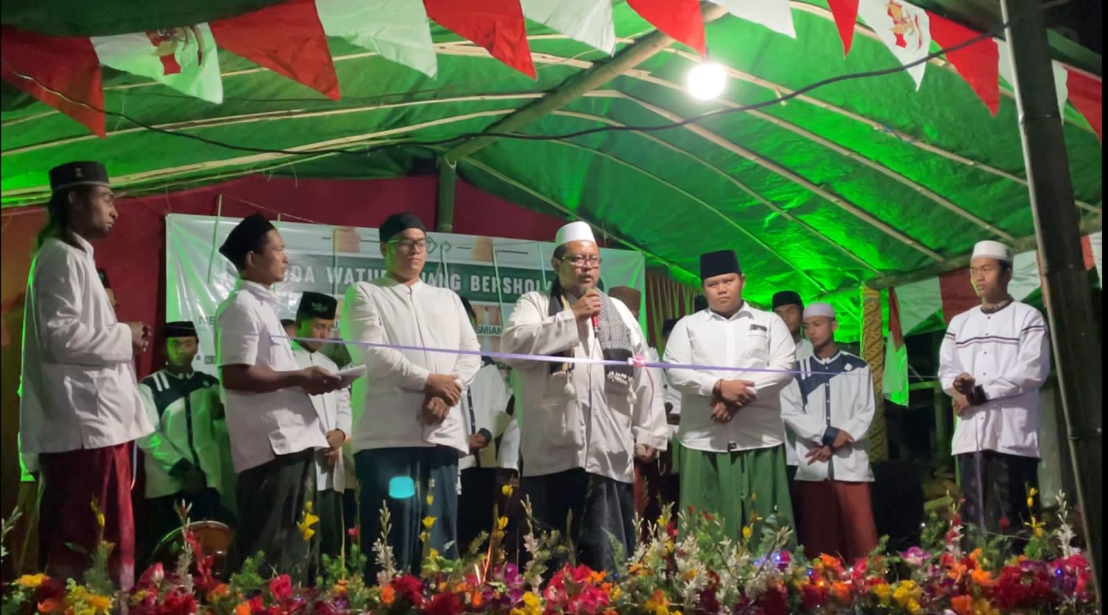 Persemian Majelis Al-Fatih secara simbolis dilakukan dengan pemotongan pita oleh Gus Fatih. (Foto: Serikat News)