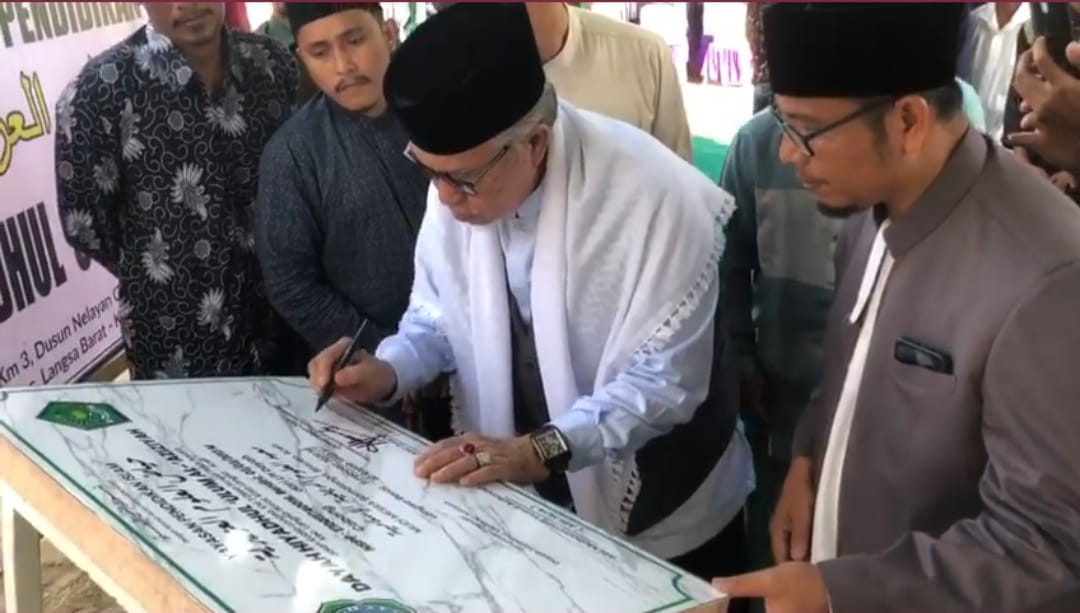 Ulama kharismatik Aceh Abu Mudi saat meresmikan Dayah HUA di Gampong Sungai Paoh Pusaka, Kecamatan Langsa Barat. (Foto: Istimewa) 