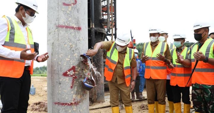Bupati Sampang H. Slamet Junaidi dan Wakil Bupati Sampang H. Abdullah Hidayat bersama Forkopimda Kabupaten Sampang meresmikan Pemancangan Pertama Jalan dan Jembatan Lingkar Selatan di Kabupaten Sampang Senin 14 Februari 2022. (Foto: Istimewa)