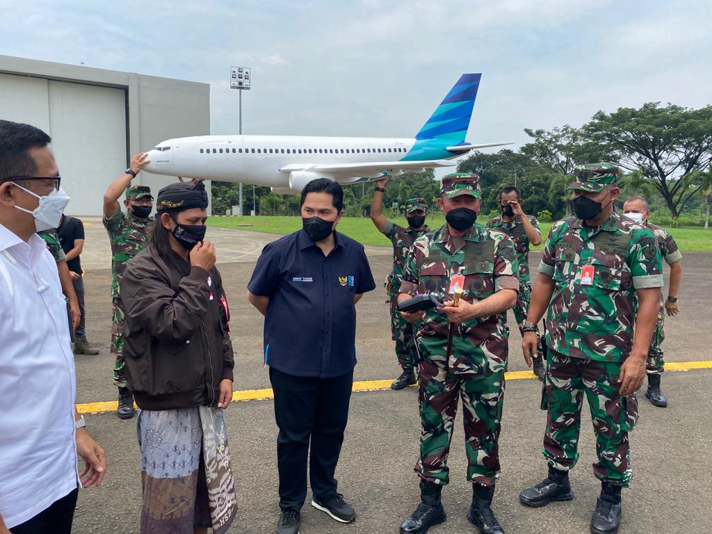 Pemuda pembuat miniatur pesawat Garuda Indonesia saat diundang oleh Menteri BUMN Erick Thohir di Hanggar Garuda Indonesia di Bandara Soekarno-Hatta (Soetta), Selasa 15 Februari 2022. (Foto: Istimewa) 