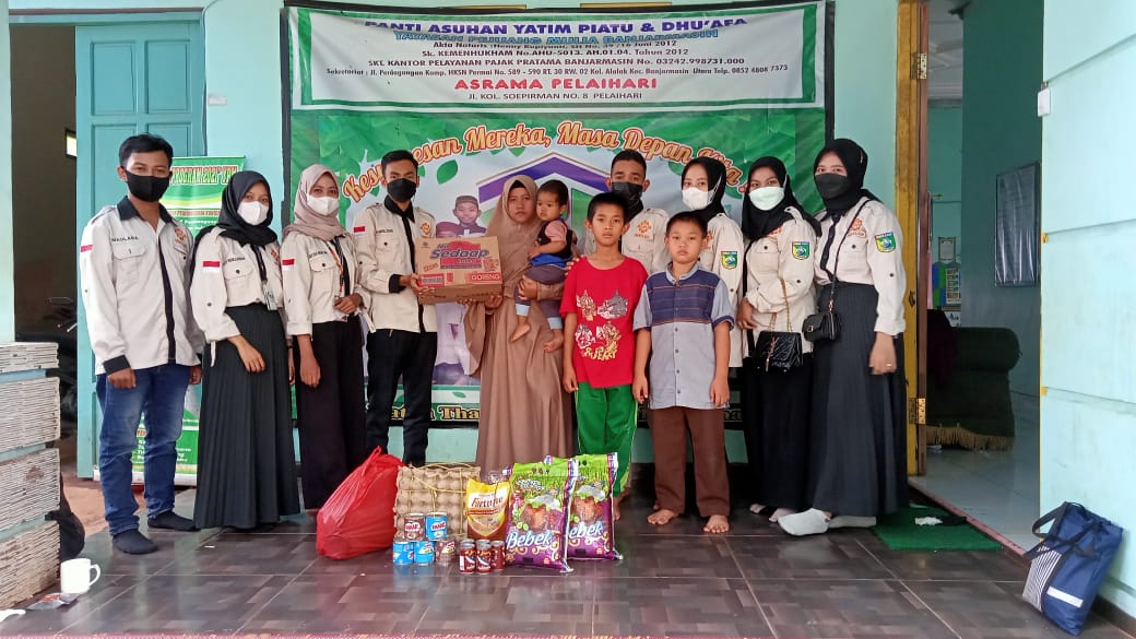 Penyerahan bantuan secara simbolis dari KOPI Tanah Laut ke tempat anak Yatim & Dhuafa di Yayasan Pejuang Mulia, Pelaihari Tanah Laut, Kamis (17/02/2022).(FOTO:IST)

