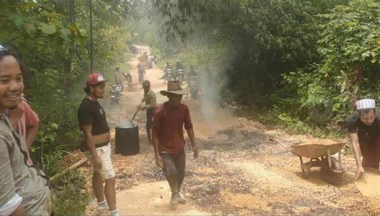 Masyarakat gotong royong perbaiki jalan. (Foto: Diwan/Serikat News) 