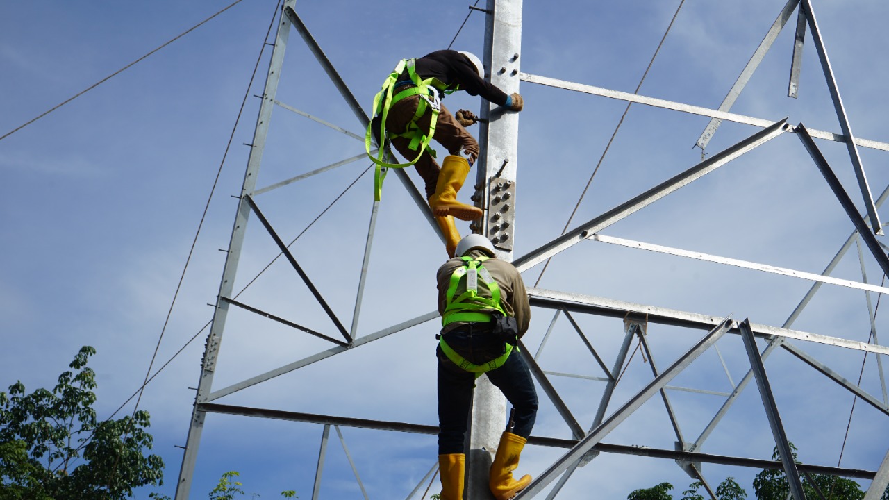 Dengan tersambungnya sistem kelistrikan Bangka-Sumatera, pasokan listrik Bangka kian andal dan pembangkit berbahan bakar diesel bisa dipensiunkan. (Foto: PLN) 