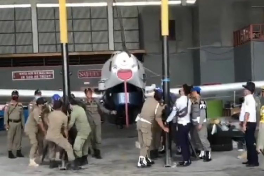 Tangkapan layar video pemindahan pesawat Susi Air dari Hanggar Bandara Robert Atty Bessing Malinau, Kalimantan Utara. 