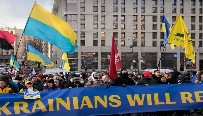 Foto: Warga Ukraina Unjuk Rasa Di Tengah Invasi Rusia