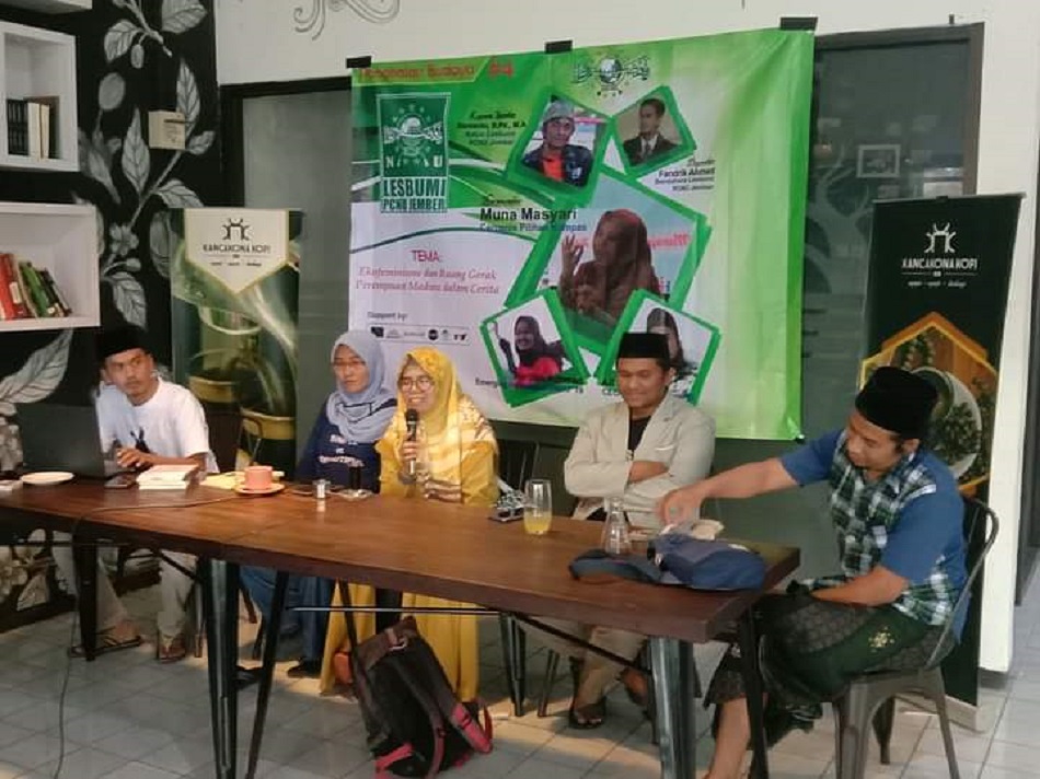 Diskusi dengan tema Ekofeminisme dan Ruang Gerak Perempuan Madura dalam Cerita, Sabtu, 5 Februari 2022 di Kafe Kancakonakopi Jember. (Foto: Ist/Serikat News)
