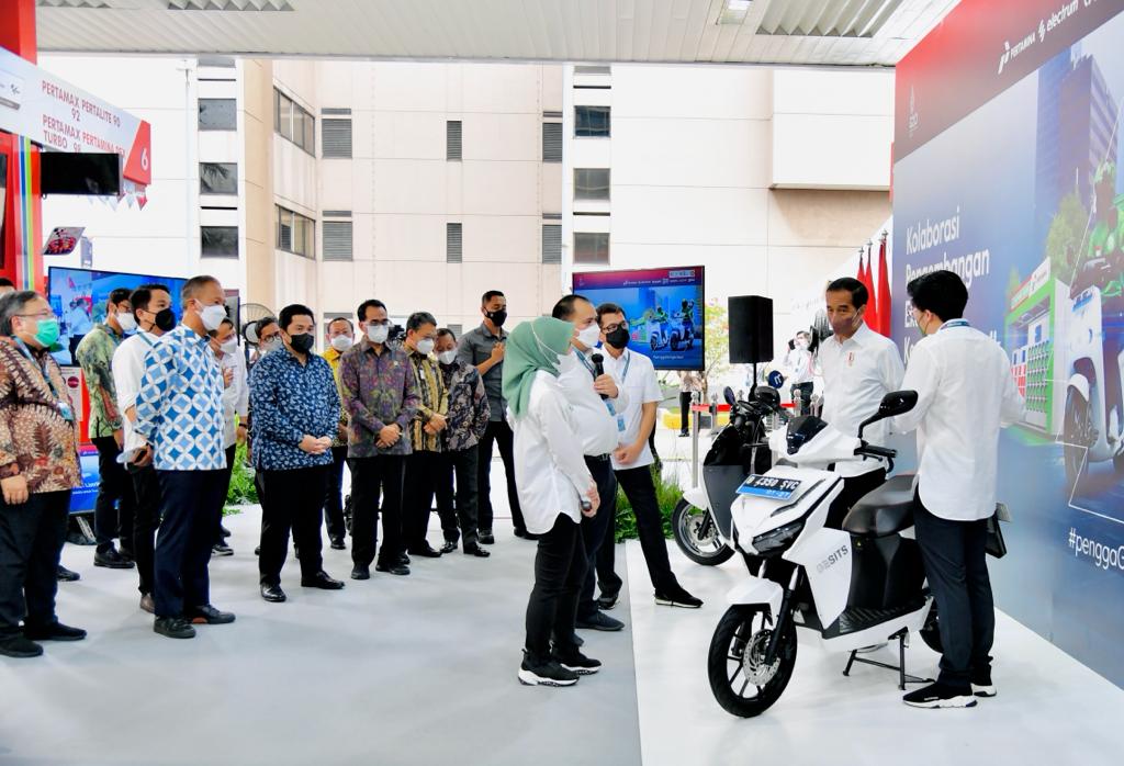 Presiden Jokowi didampingi sejumlah menteri pada Peluncuran Kolaborasi Pengembangan Ekosistem Kendaraan Listrik, Selasa (22/02/2022), di SPBU Pertamina MT. Haryono, Jakarta. (Foto: BPMI Setpres) 