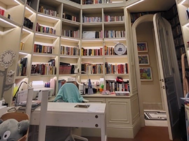 Perpustakaan - ruang kerja Dian Sastro (Foto: Istimewa)