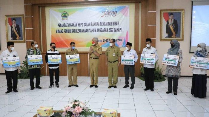Gubernur Jateng Ganjar Pranowo saat penyerahan secara simbolis hibah bidang pendidikan di Aula Gedung Monumen PKK, Ungaran Timur, Kabupaten Semarang, Senin (21/2/2022). (Foto: Istimewa)