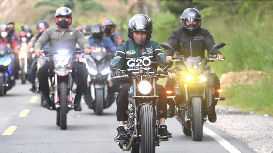 Presiden mengendarai sepeda motor saat kunjungan kerja (kunker) ke Provinsi Sumatera Utara pada Rabu, 2 Februari 2022. (Foto: BPMI Setpres)