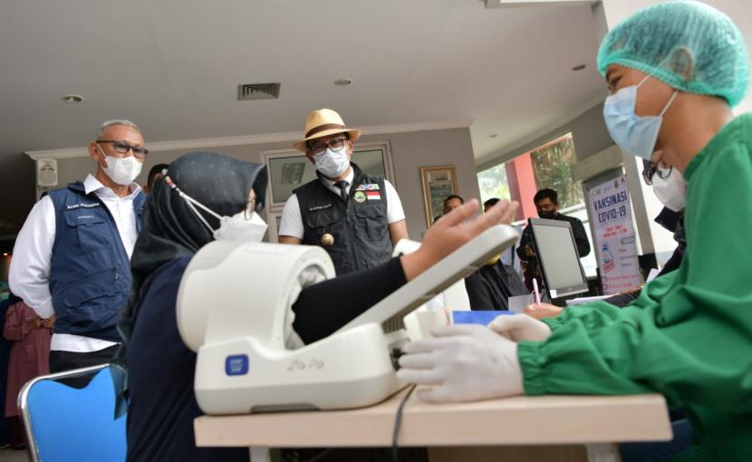 Gubernur Jawa Barat, Ridwan Kamil, mengecek kesiapan fasilitas di RSUD Linggajati Kabupaten Kuningan, Ahad (30/1/2022). Hal itu untuk mengantisipasi meningkatnya kasus Covid-19 varian Omicron. (Foto: Biro Adpim Jabar)