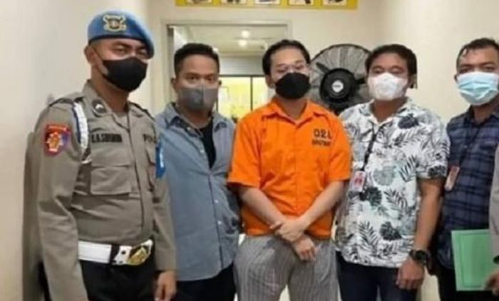 Indra Kenz saat foto dengan petugas polisi, (Foto: Instagram /lambegosiip).
