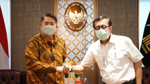 Menkumham Yasonna Laoly bersama Ketua Philipine Business Club Indonesia (PBCI) Antonio Capati. (Foto: Kemenkumham RI) 