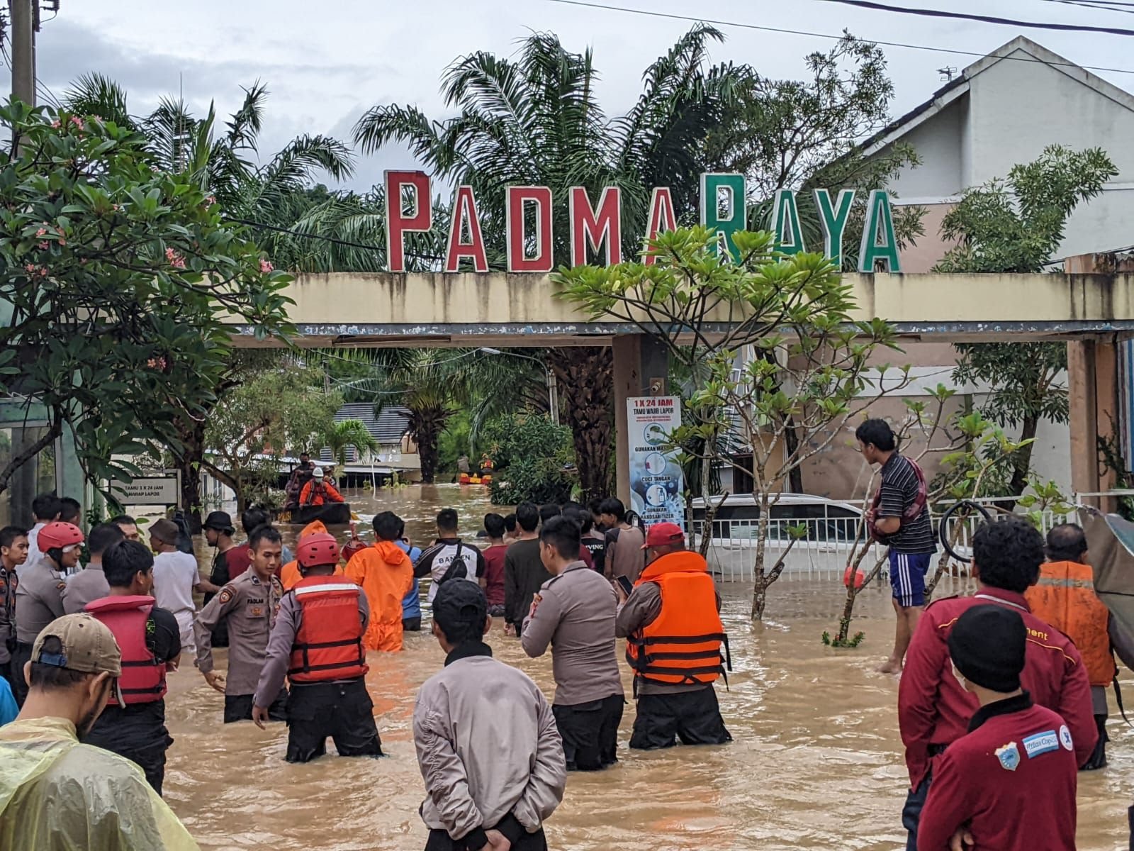 Banjir tampak dengan ketinggian di atas lutut di Kaujon Kota Serang Banten, Selasa, 01 Maret 2022. (Foto: Dokumen Warga) 