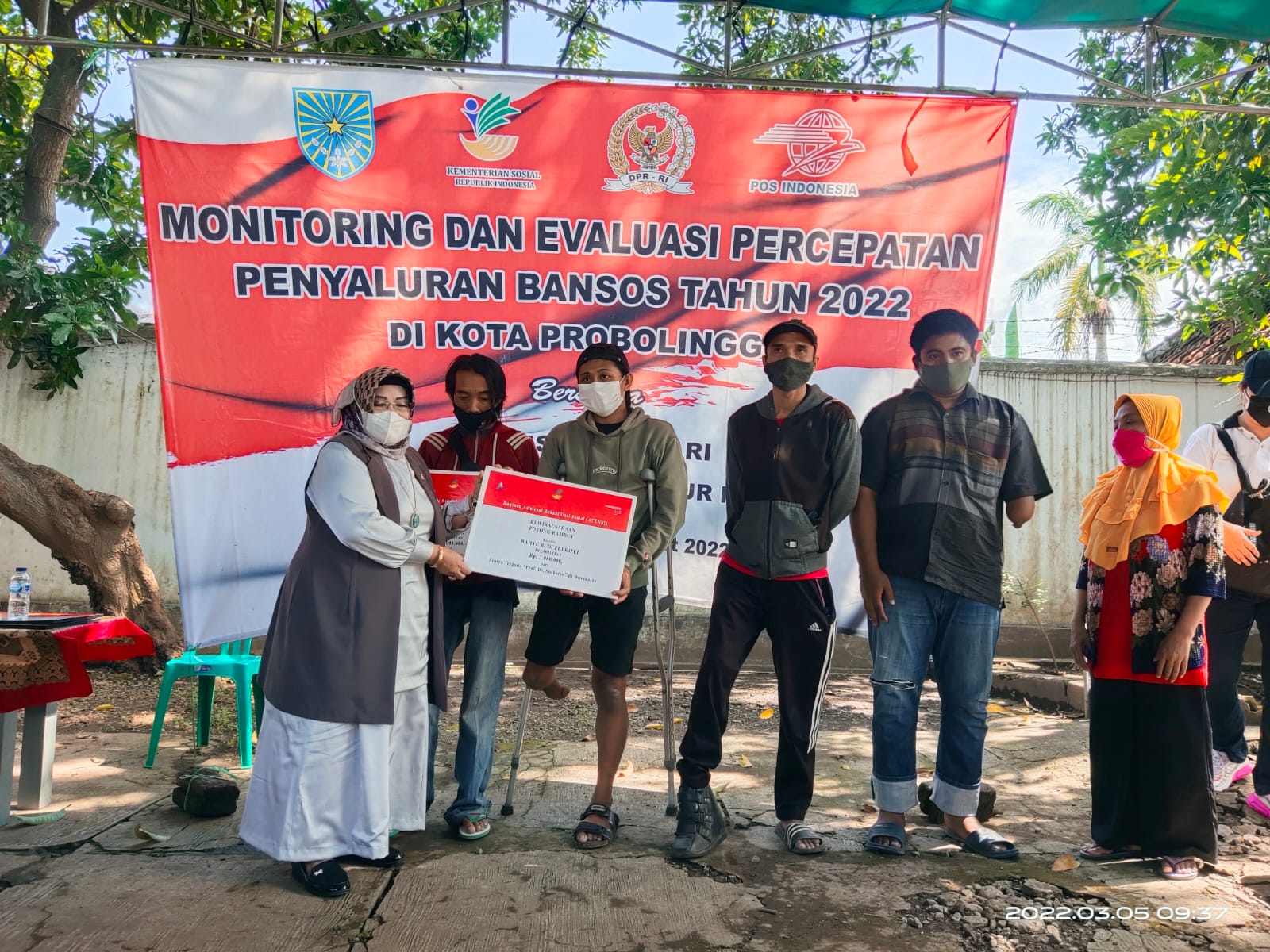 Anisah bersama masyarakat Kota Probolinggo. (Foto: Istimewa)