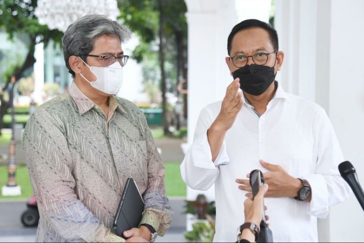 Kepala Otorita IKN Bambang Susantono dan Wakil Kepala IKN Dhony Rahajoe usai bertemu Presiden Joko Widodo di Istana Negara, Selasa (29/3/2022).(dok. Sekretariat Presiden)